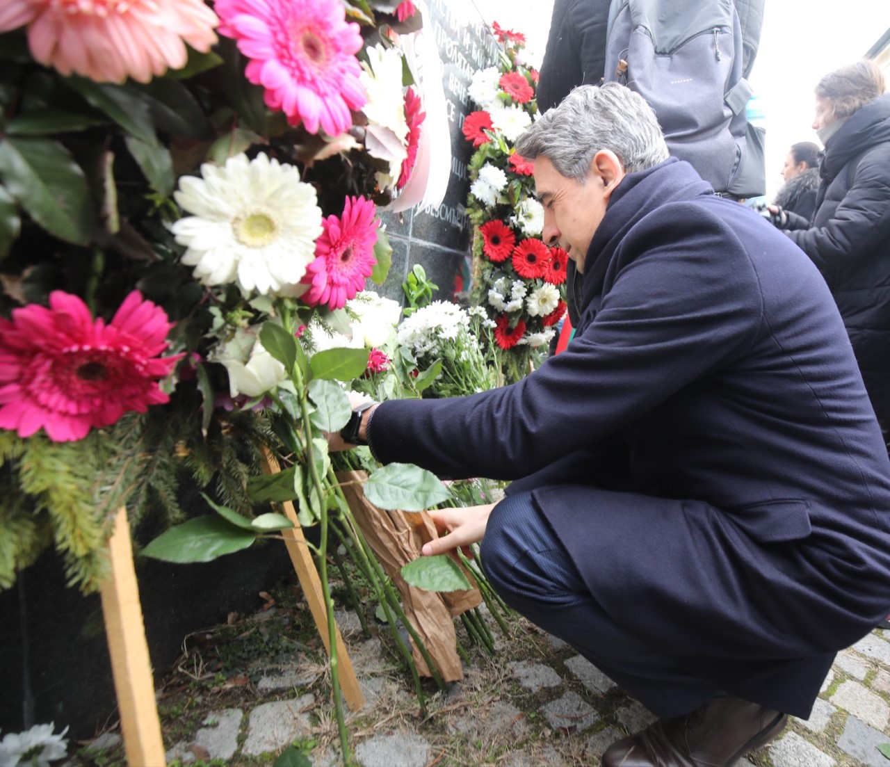 <p>В София десетки граждани и представители на политически формации по традиция се събраха пред параклиса и мемориалната стена до НДК, за да поднесат венци и цветя и да присъстват на молебен.</p>