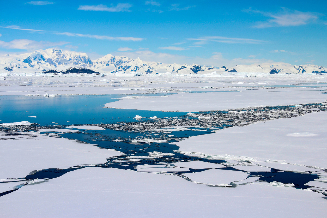 <p>Подледникови езера на Антарктика - това са езера, открити под ледници. В Антарктика има близо 400 известни подледникови езера. Много от тях са свързани помежду си, като водата тече от едно езеро в друго. Тяхната екосистема остава неизвестна.</p>