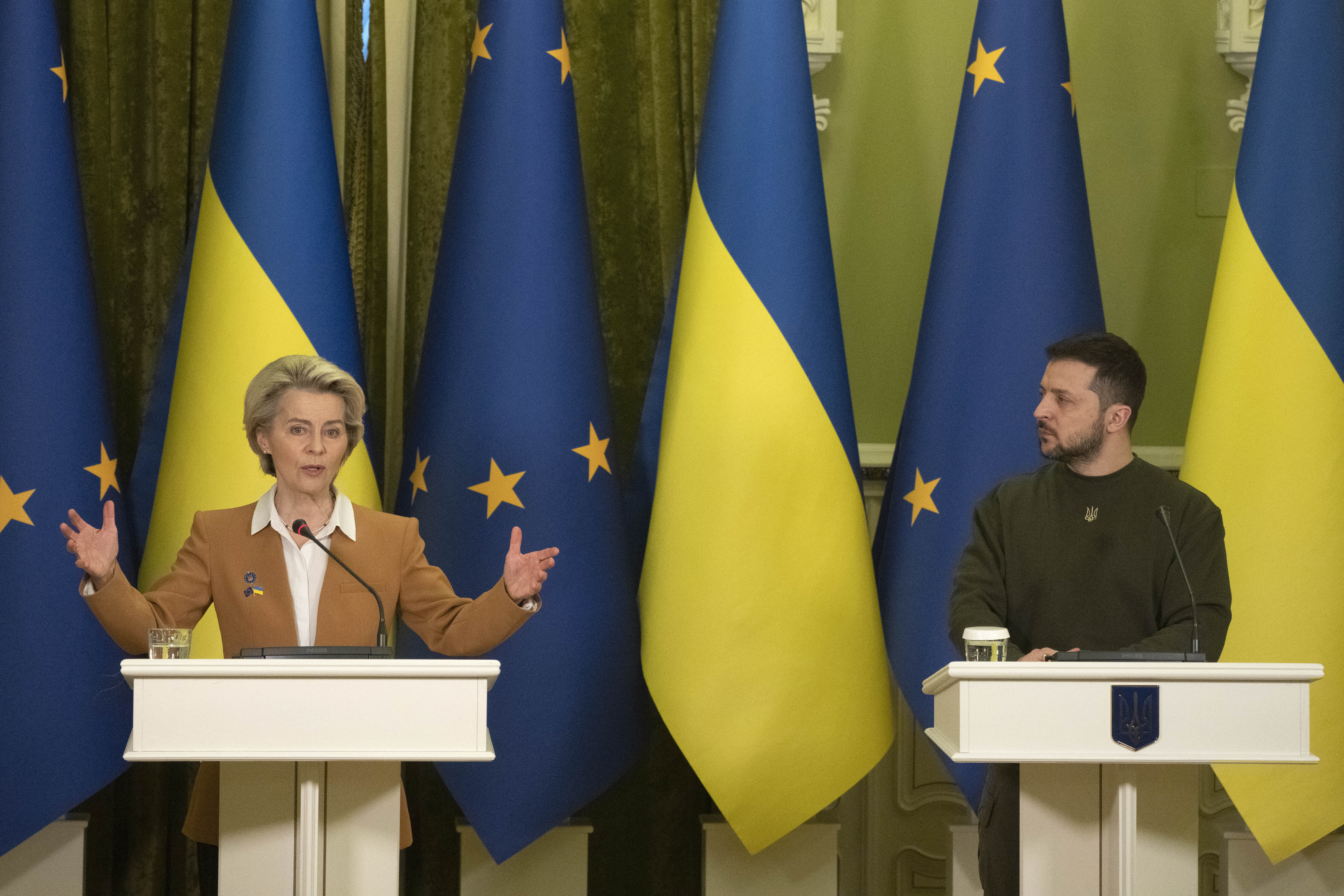<p>Председателката на Европейската комисия Урсула фон дер Лайен съобщи, че тя и още 15 еврокомисари са в Киев днес, за да се срещнат с членове на украинското правителство, предаде ДПА. &quot;Ние сме тук заедно, за да покажем, че подкрепата на ЕС за Украйна продължава да е силна&quot;, написа Фон дер Лайен в &quot;Туитър&quot;.</p>