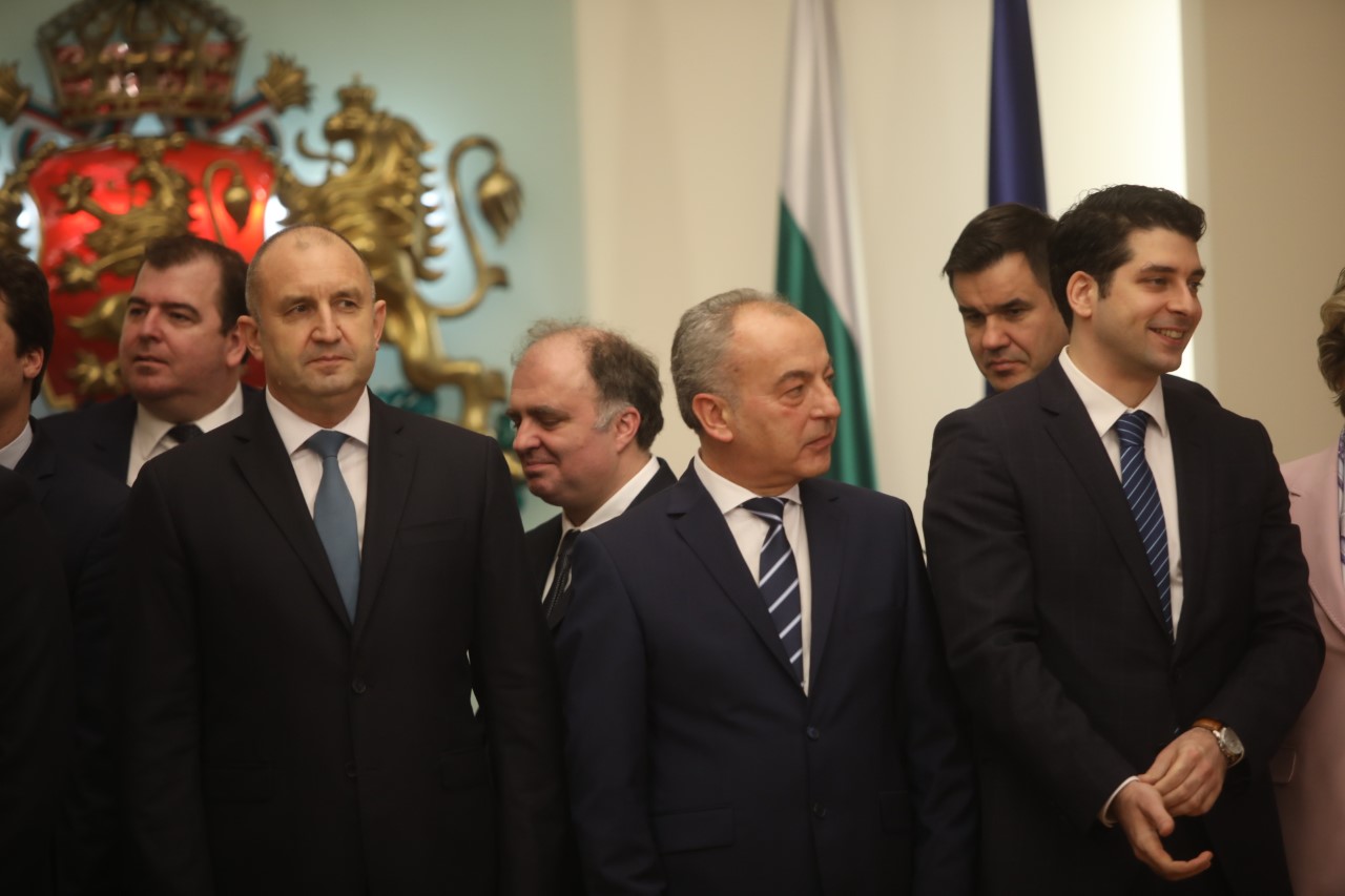 <p>Служебният кабинет положи клетва пред президента Румен Радев да служи на страната до провеждането на предсрочни парламентарни избори и назначаването на редовно правителство.</p>