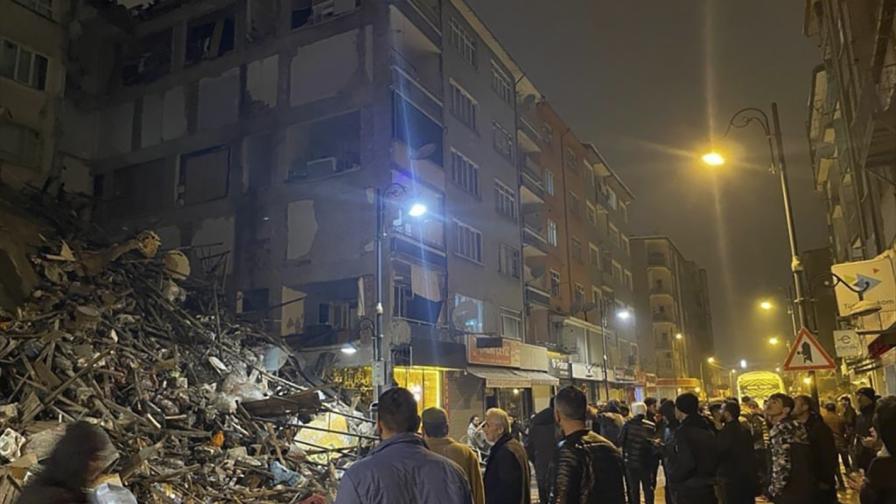 Мощно земетресение, над 2300 са загинали в Турция и Сирия (СНИМКИ/ВИДЕО)