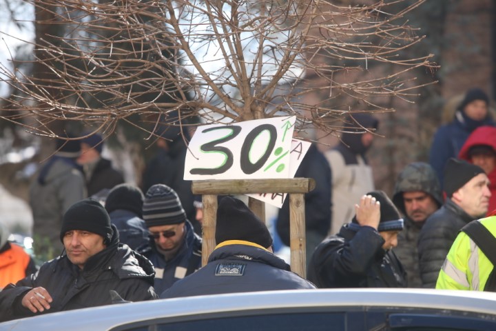 <p>Служители от градския транспорт излязоха на протест пред Столичната община</p>
