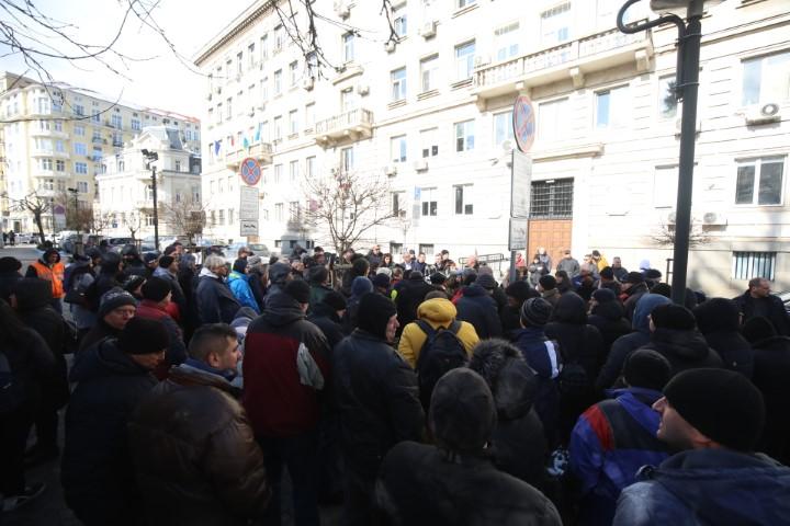 Служители от градския транспорт излязоха на протест пред Столичната община