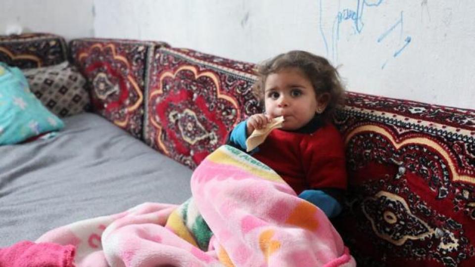 Вечер е, навън е тъмно, цялото семейство е събрано в