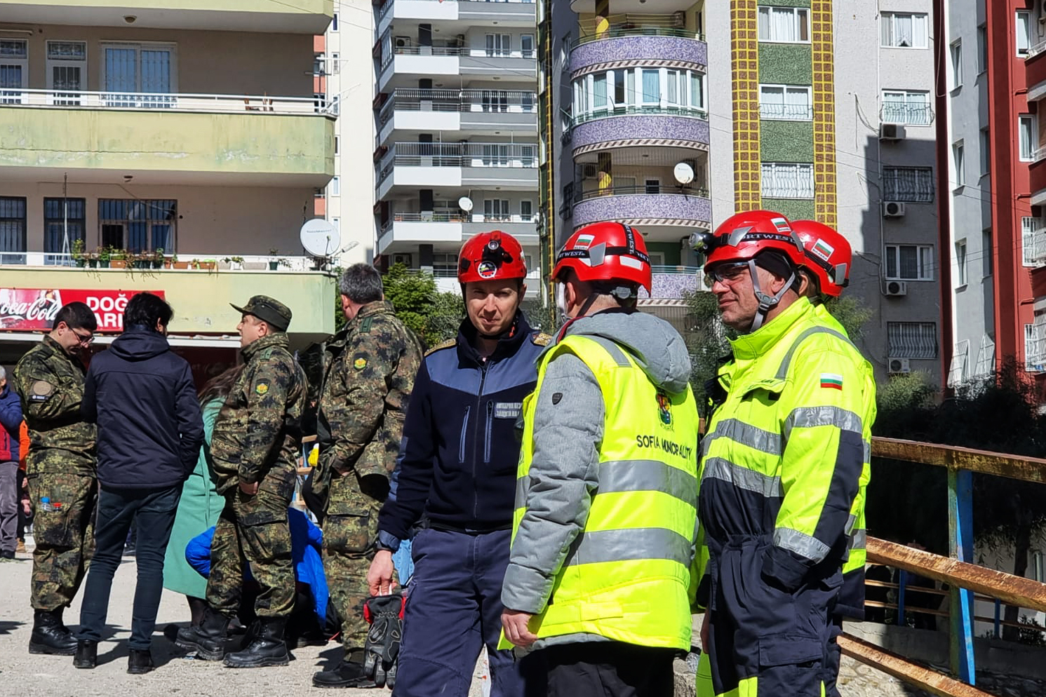 <p>Екипи на Дирекция аварийна помощ и превенция към Столична община и Планинска спасителна служба от България участват в спасителната операция в град Адана след земетресенията в Турция.</p>