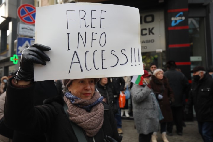 <p>Протест срещу спирането на руските телевизии пред ЕП в София</p>