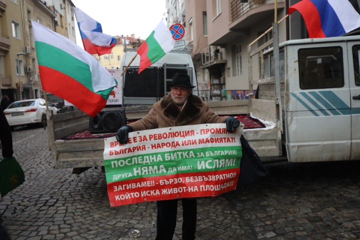 <p>Протест срещу спирането на руските телевизии пред ЕП в София</p>