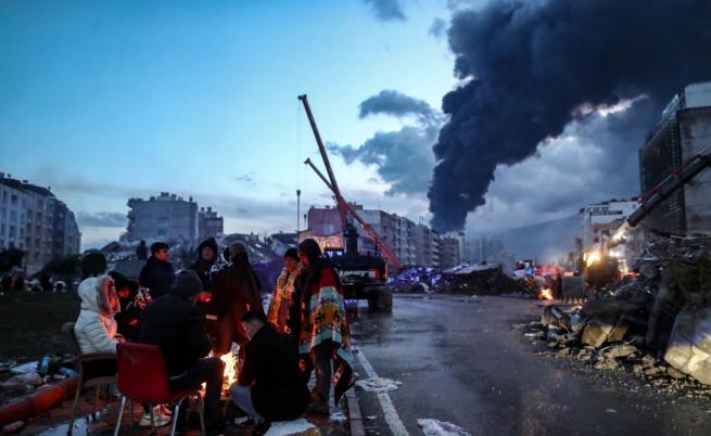 Огромен пожар след земетресението в Турция