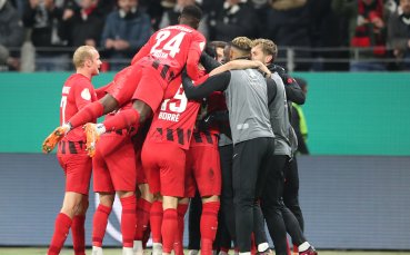 Айнтрахт Франкфурт оцеля в истински трилър срещу Дармщат от 1/8-финала за Купата на Германия. 