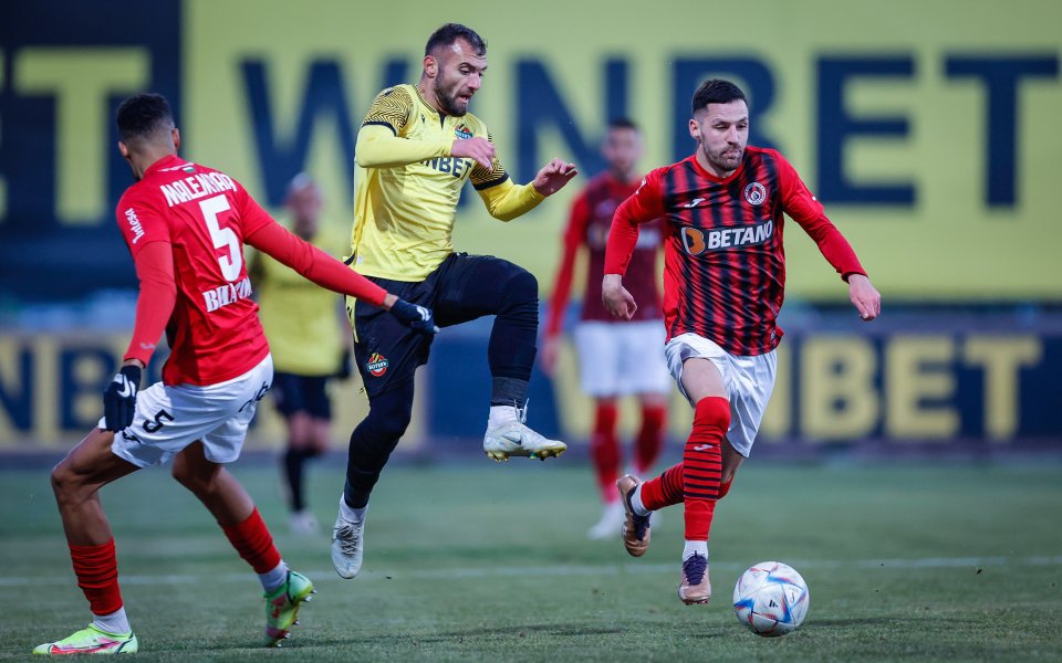 Ботев Пловдив и Локомотив София играят при в първия мач от