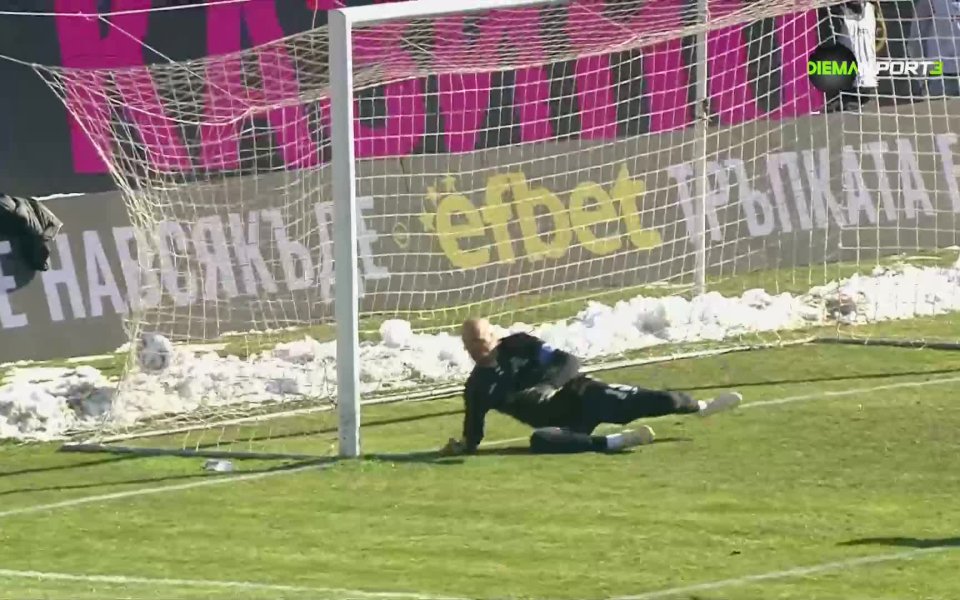 Александър Василев центрира от левия фланг на първа греда в