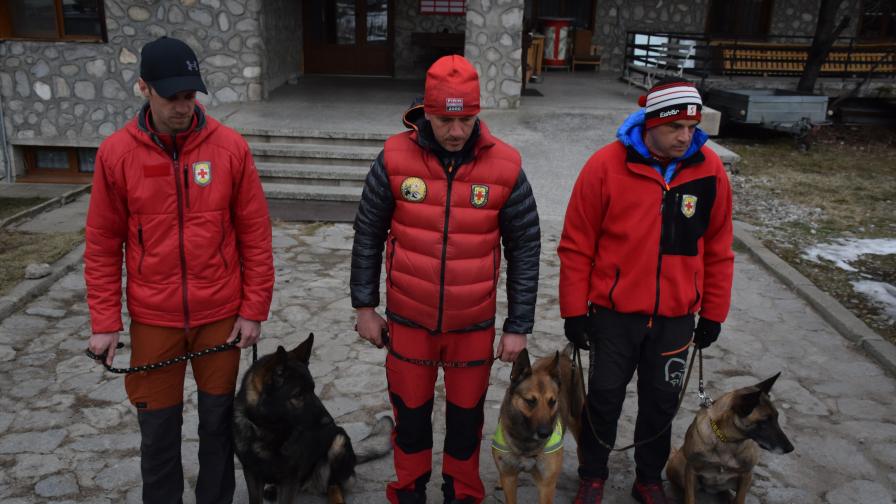 На снимката от ляво надясно: Спасителите Атанас Уков, Любчо Джолев и Благой Максимов със спасителните кучета Норд, Нико и Хера