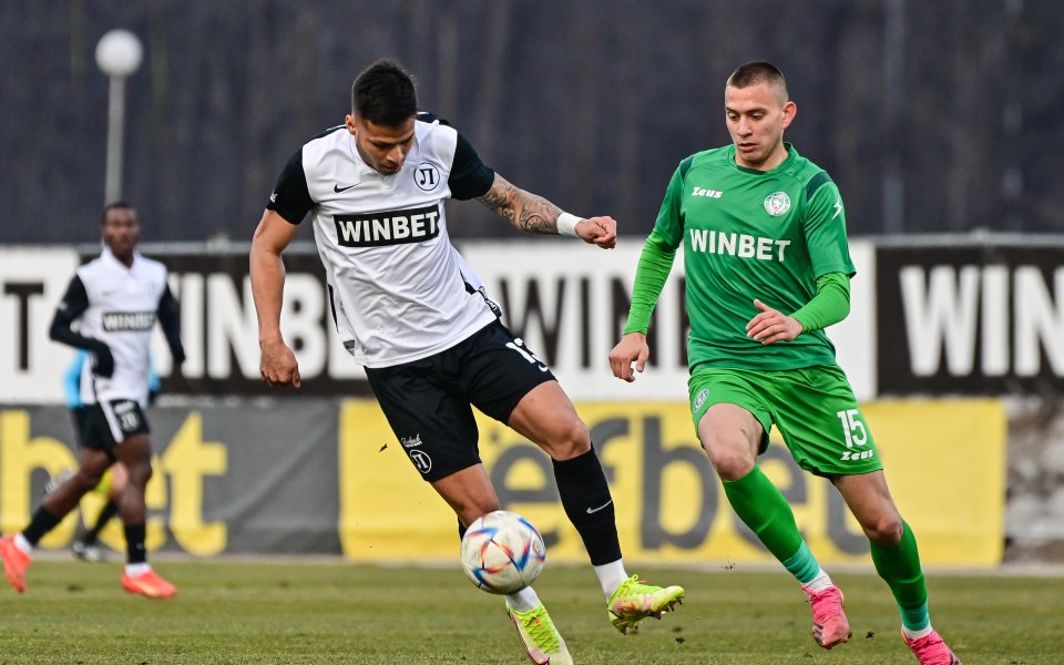 Нападателят на Ботев Враца - Мирослав Маринов, грабна приза за