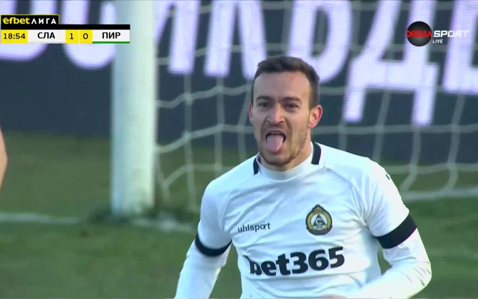 Удар на Галин Иванов по диагонал се отби в лявата