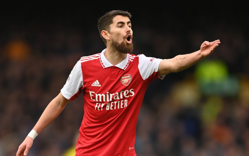 Надпреварата за титлата се обърна с главата надолу, тъй като