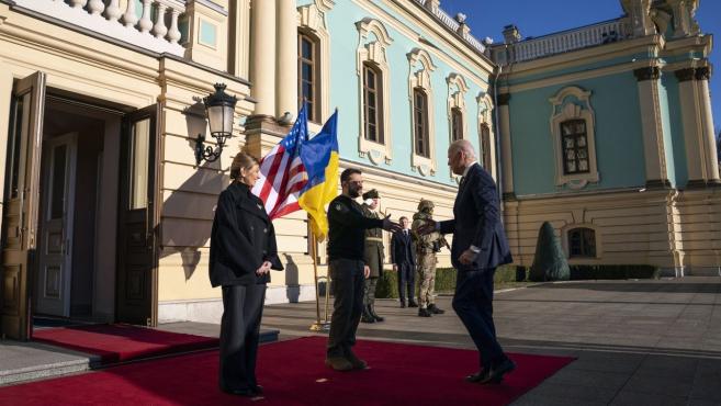 Джо Байдън пристигна на изненадващо посещение в Киев