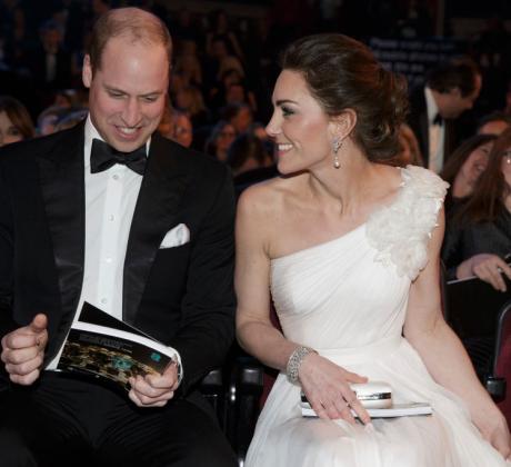 Принцът и принцесата на Уелс бяха посрещнати топло на церемонията
