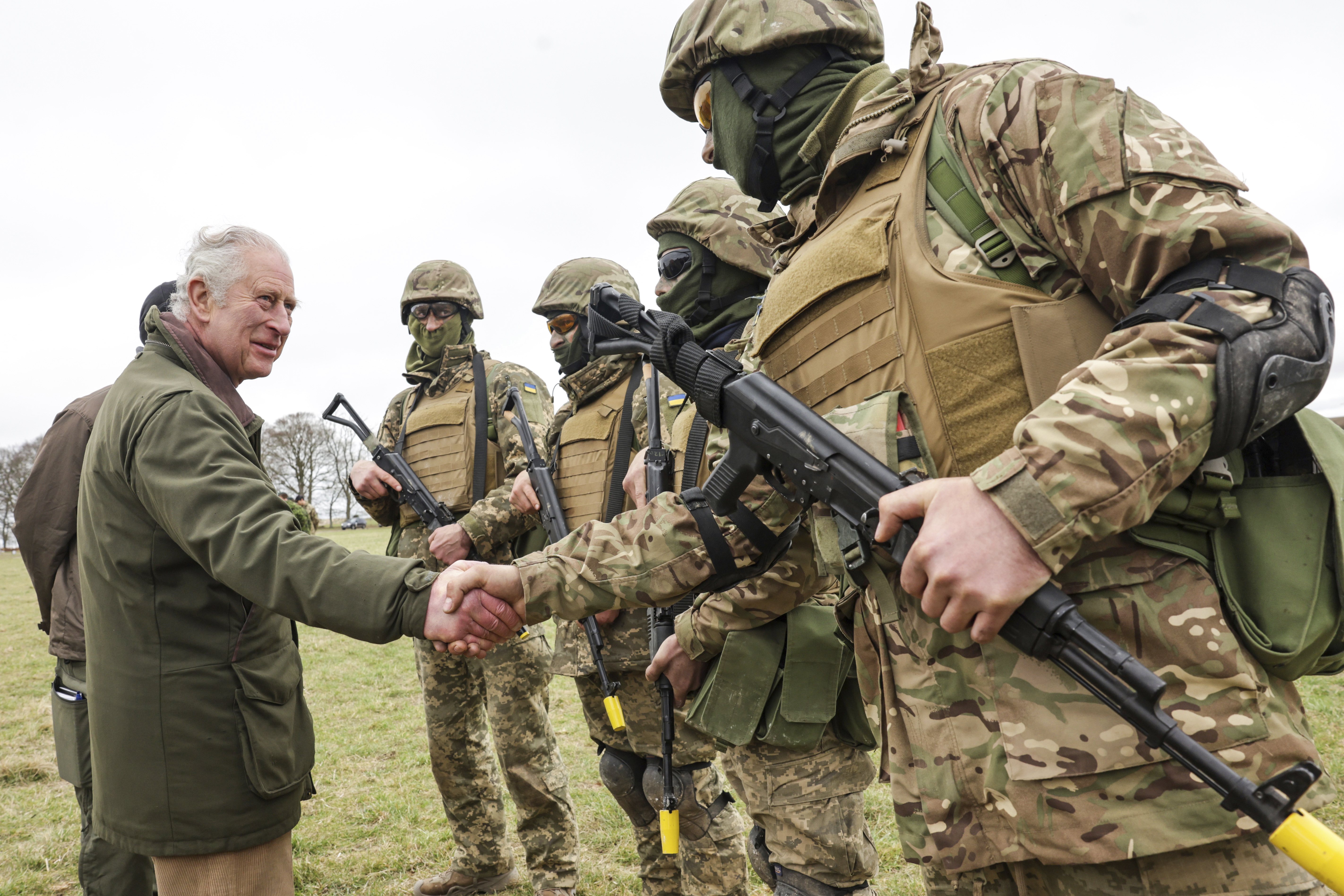 <p>Британският крал Чарлз Трети посети украински военни, които са обучавани във Великобритания от военнослужещи от британските въоръжени сили. &quot;Невероятни сте, не знам как постигате това, изпълнен съм с възхищение към вас&quot;, заяви кралят, докато разговаряше с украинските войници.</p>