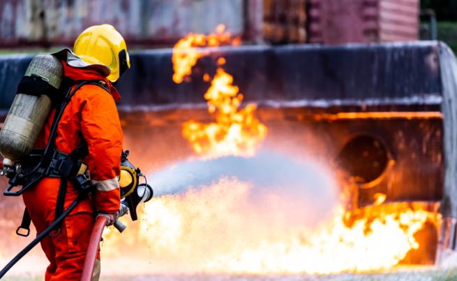 Пожар след взрив в румънска рафинерия на Черно море