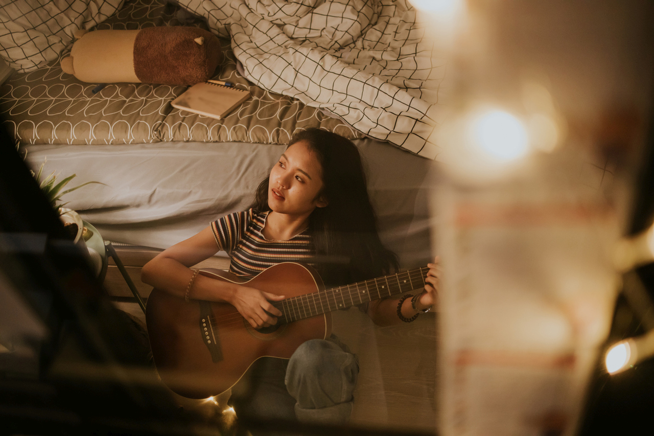 <p>Обърнете внимание как говори за бъдещето. Ако преди е казвал по-често &bdquo;ние&ldquo;, а сега основно е &bdquo;аз&ldquo;, това може да бъде важен сигнал. Той може да планира пътувания, нови хобита или дори кариерни промени, без да се консултира с вас. Решенията му постепенно започват да изключват вашето мнение. Психологът Ейвъри Уайт казва, че това поведение понякога показва вътрешна подготовка за живот без партньора.</p>