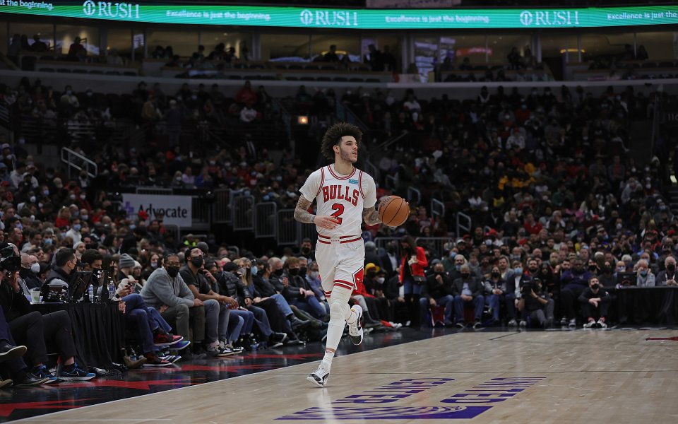 Плеймейкърът на Чикаго Булс Лонзо Бол няма да играе до