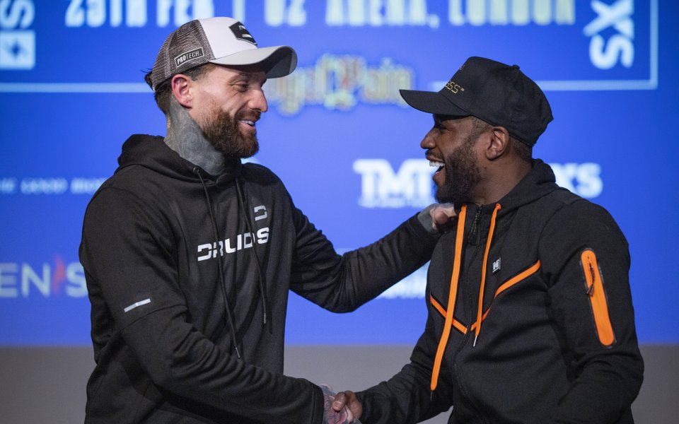 Флойд Мейуедър се изправи очи в очи със съперника си