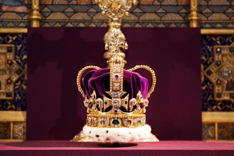 <p>Чарлз Трети ще носи&nbsp;Короната на Свети Едуард, използвана и по време на церемонията по короноване на Елизабет Втора на 2 юни 1953 г.</p>