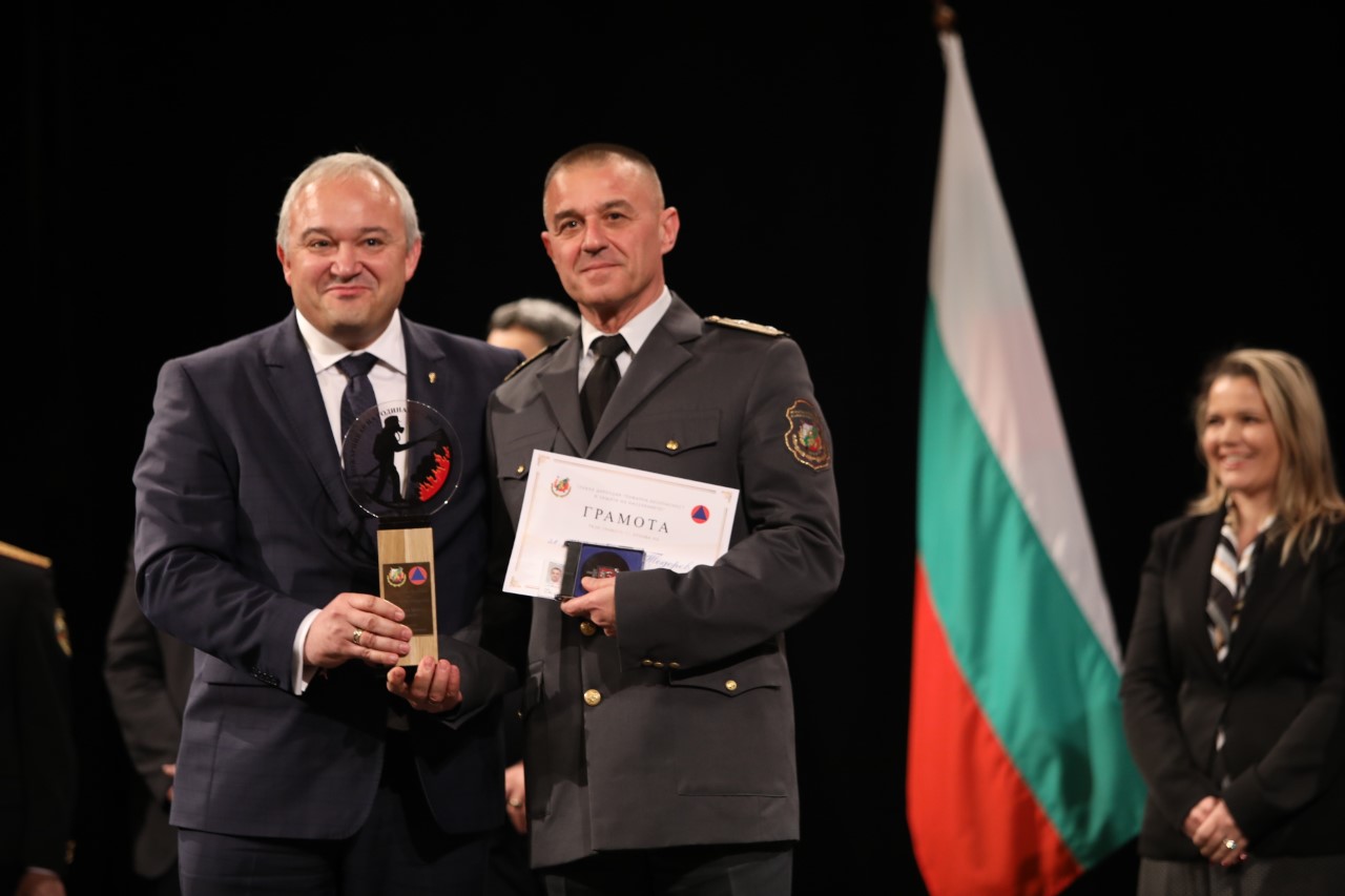 <p>Церемонията &quot;Пожарникар на годината&quot; се проведе в Централния военен клуб в столицата под патронажа на президента. Началникът на Районната служба в Горна Оряховица, главен инспектор Георги Тодоров получи наградата. Отличието му бе връчено от вицепремиера и вътрешен министър в служебното правителство Иван Демерджиев.</p>