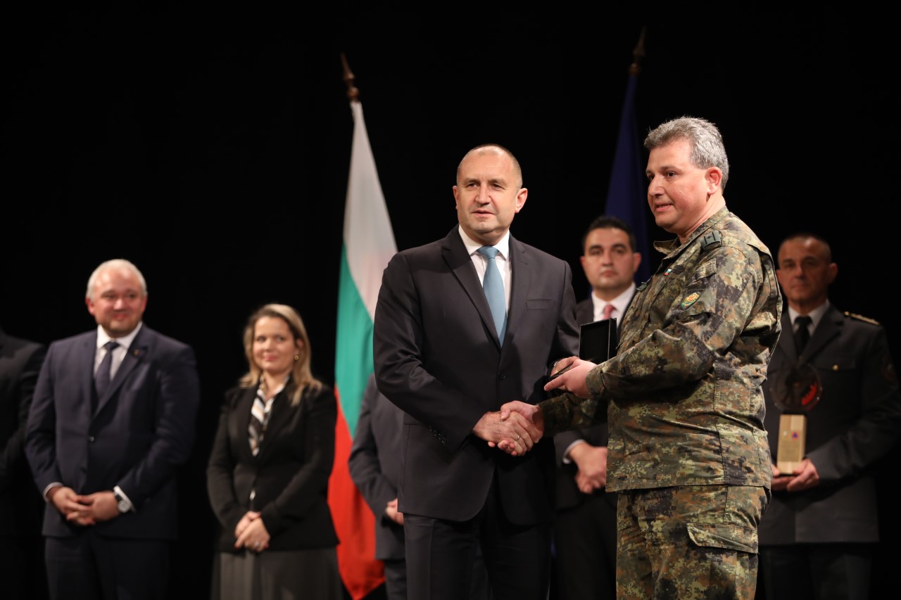 <p>Церемонията &quot;Пожарникар на годината&quot; се проведе в Централния военен клуб в столицата под патронажа на президента. Началникът на Районната служба в Горна Оряховица, главен инспектор Георги Тодоров получи наградата. Отличието му бе връчено от вицепремиера и вътрешен министър в служебното правителство Иван Демерджиев.</p>