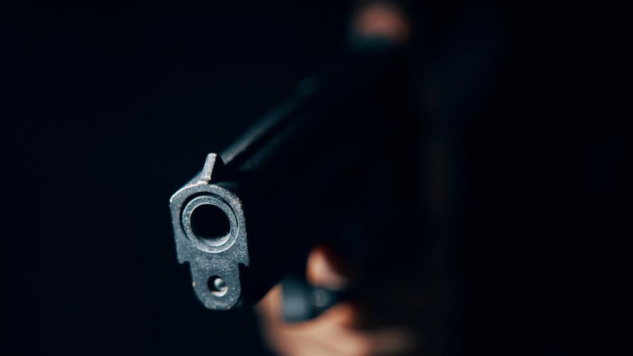 Мъж с пистолет заплаши с убийство трима души в София