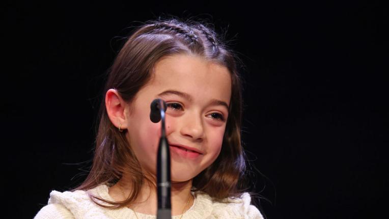 Осемгодишната София Отеро с наградата за най-добра актьорска игра от фестивала 