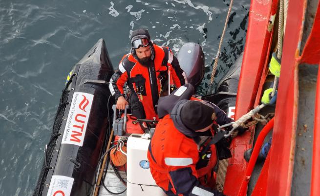 Българският кораб НИК 421 оказа помощ на група бедстващи полярници (СНИМКИ)
