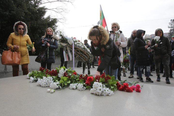 Церемония по издигането на националното знаме на България по повод 145-ата годишнина от Освобождението пред паметника на Незнайния воин