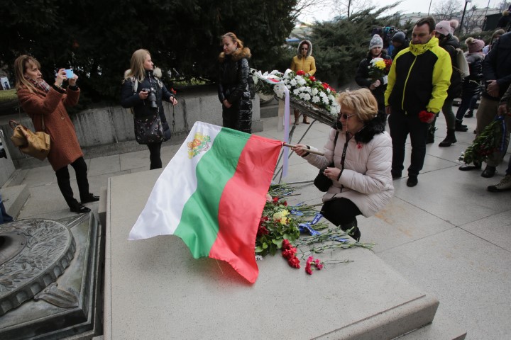 Церемония по издигането на националното знаме на България по повод 145-ата годишнина от Освобождението пред паметника на Незнайния воин