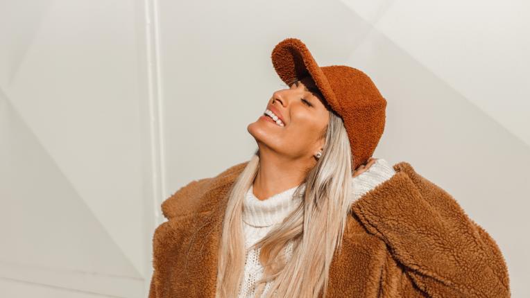 жена усмивка есен зима