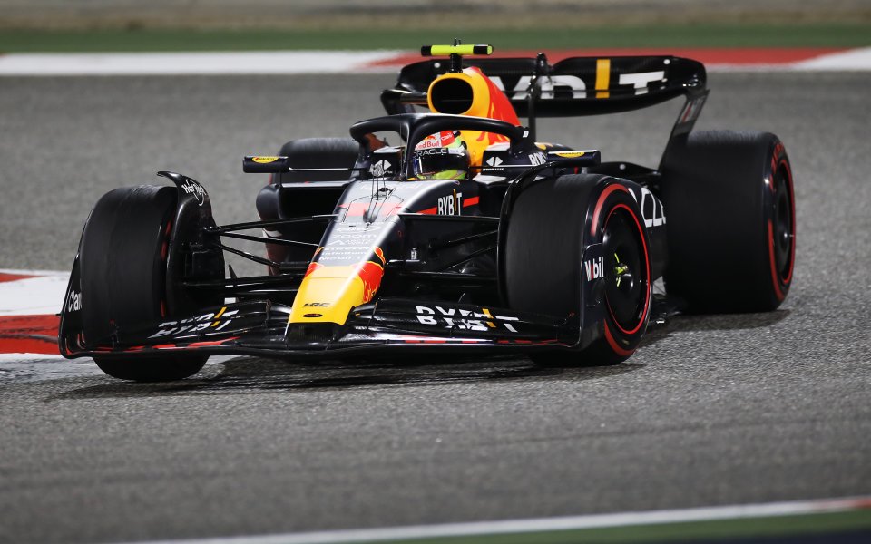 Пилотите на Ред Бул Макс Верстапен и Серхио Перес карали в последните