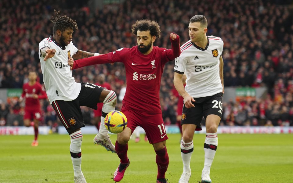 Големите съперници Ливърпул и Манчестър Юнайтед играят при в дербито от