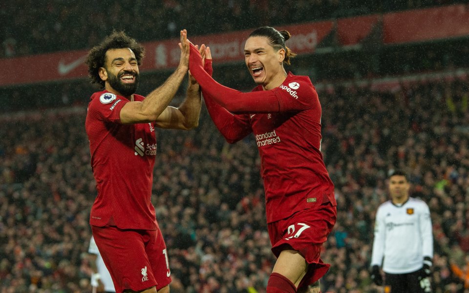 Големите съперници Ливърпул и Манчестър Юнайтед играят при в дербито от