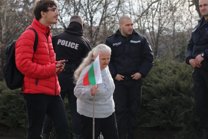 Протестиращи хвърляха яйца и боя по сградата на Столичната община