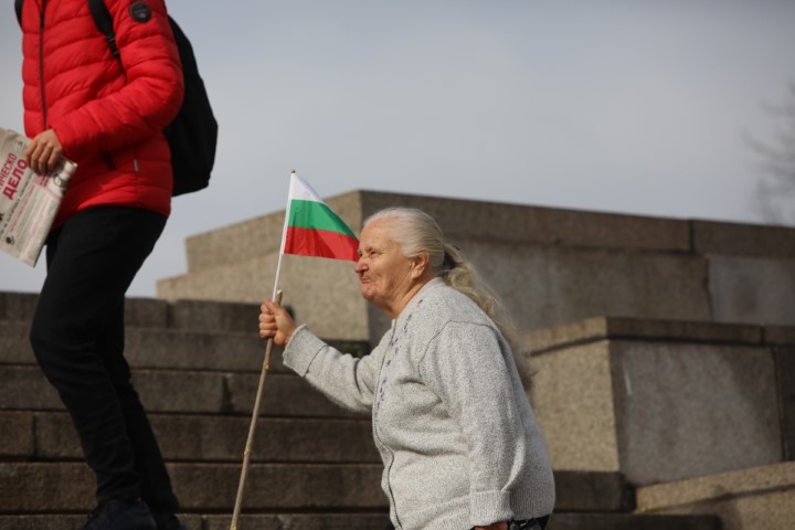 Протестиращи хвърляха яйца и боя по сградата на Столичната община