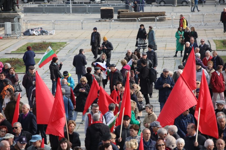 Протестиращи хвърляха яйца и боя по сградата на Столичната община