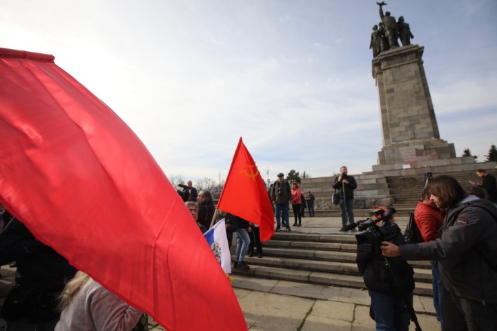 Протестиращи хвърляха яйца и боя по сградата на Столичната община