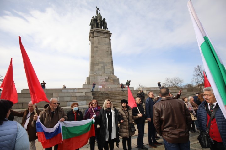 Протестиращи хвърляха яйца и боя по сградата на Столичната община