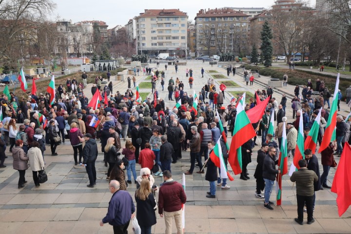 Протестиращи хвърляха яйца и боя по сградата на Столичната община