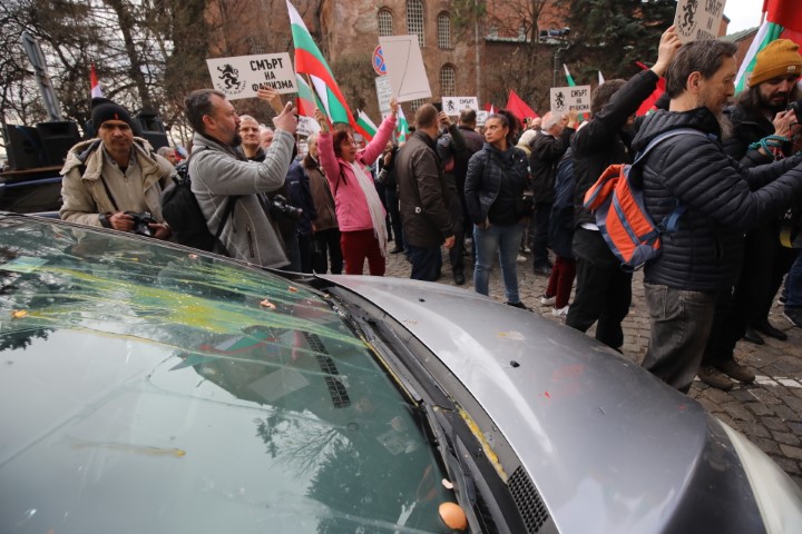 Протестиращи хвърляха яйца и боя по сградата на Столичната община