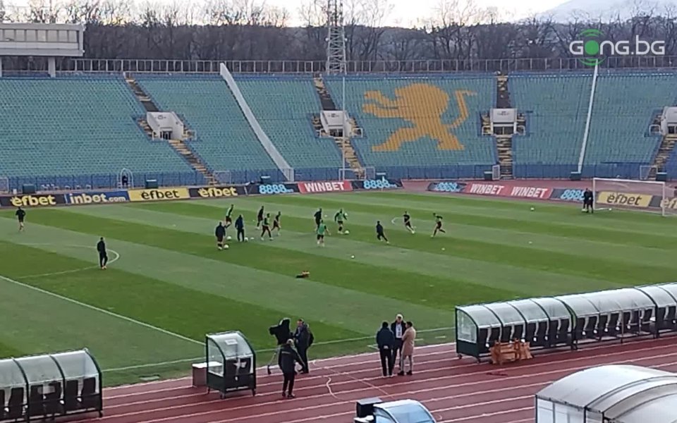 Отборите на Септември София и Ботев Пловдив загряват преди срещата