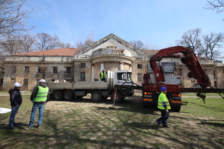 <p>Започва реставрацията на минералната баня в Овча купел. Tя ще струва 8 млн. лв., като над 4,4 млн. лв. от тях идват от бюджета на Столичната община с решение от СОС. Банята ще бъде и културен център, заяви председателят на Столичния общински съвет Георги Георгиев по време на проверка във връзка със започващите ремонтни дейности.</p>