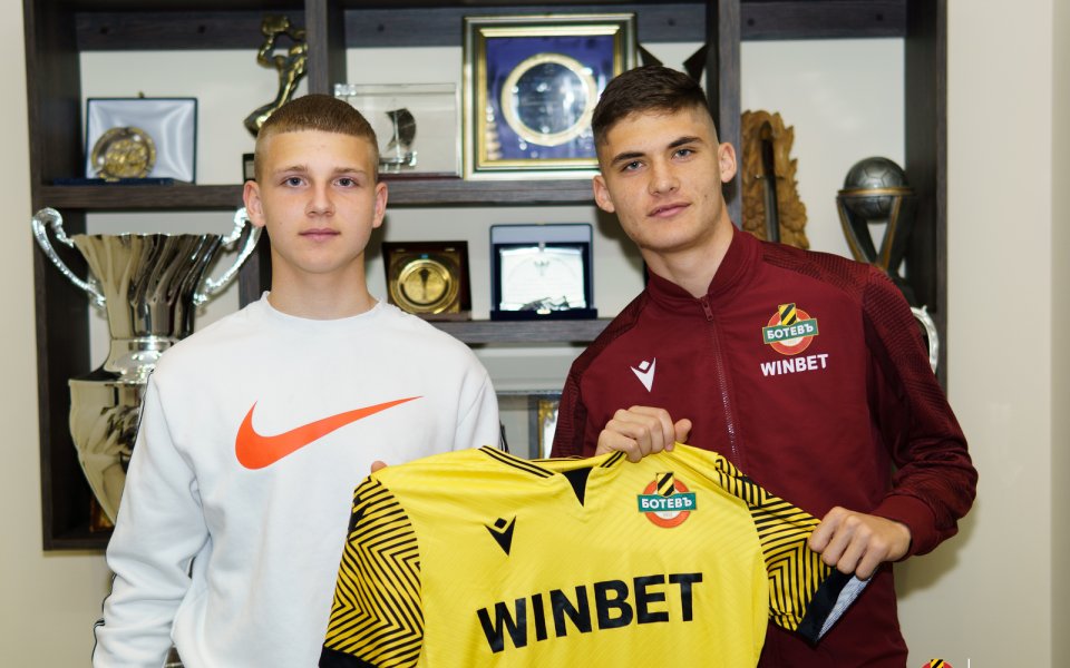 Ботев Пловдив подписа професионални договори с двама юноши. Димитър Папазов и Максимилиян Симеонов сложиха