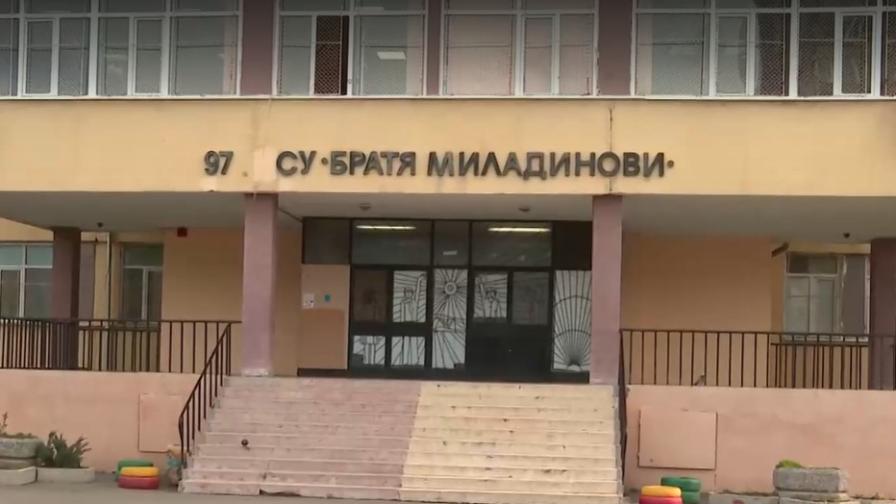 Агресия в училищен двор в София: Момичета се спречкаха, други ги снимаха