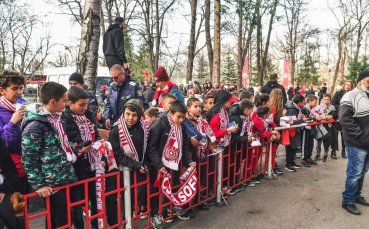 Близо 200 деца от Елин Пелин посетиха двубоя на ЦСКА